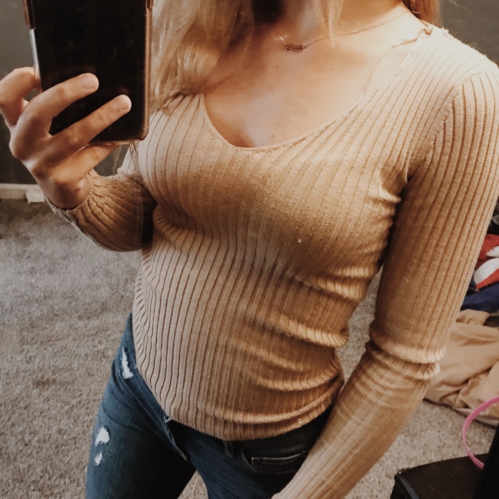 sweater like longsleeve with cute back design!